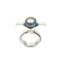 silver ring with Akoya pearl